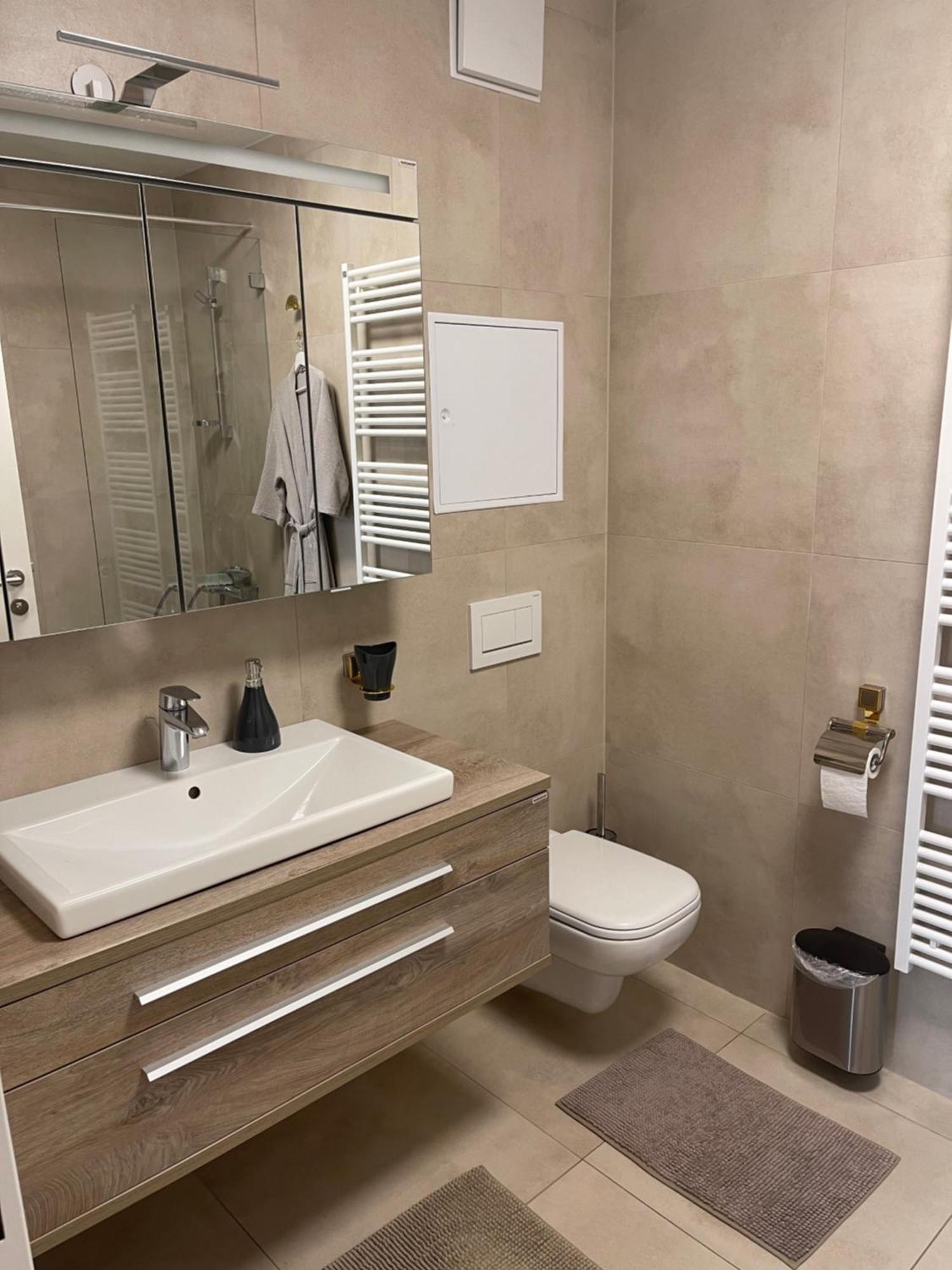 Amazing Austria Center Apartment Near Uno City Wien Exteriör bild